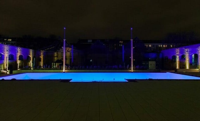 Pool in der Nacht am leuchten