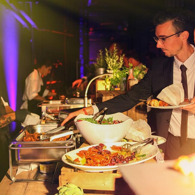 Menschen nehmen sich Essen vom Buffet