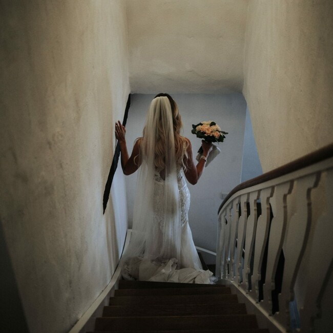 Braut geht die Treppe runter