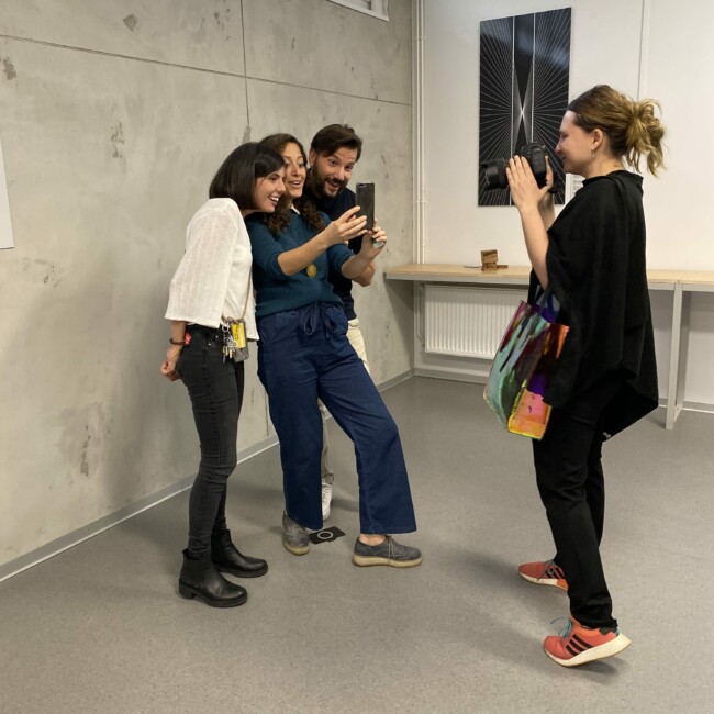 Fotofrafien fotografiert 3 Personen vor einer grauen Betonwand
