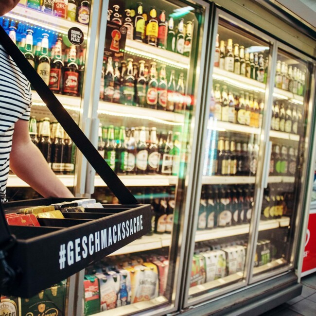 Mann verteilt Geschmackssache Zigaretten im Kiosk vor der Getränkeabteilung