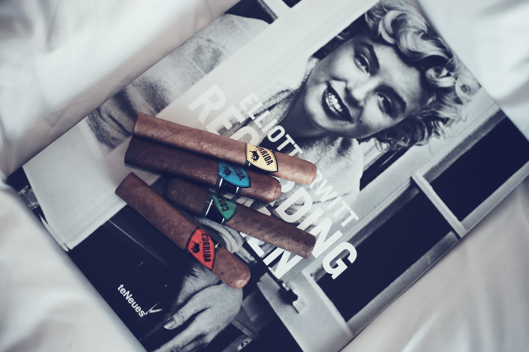 Vier Zigarren von dem Label Gorrida liegen auf einem Magazin von teNeues
