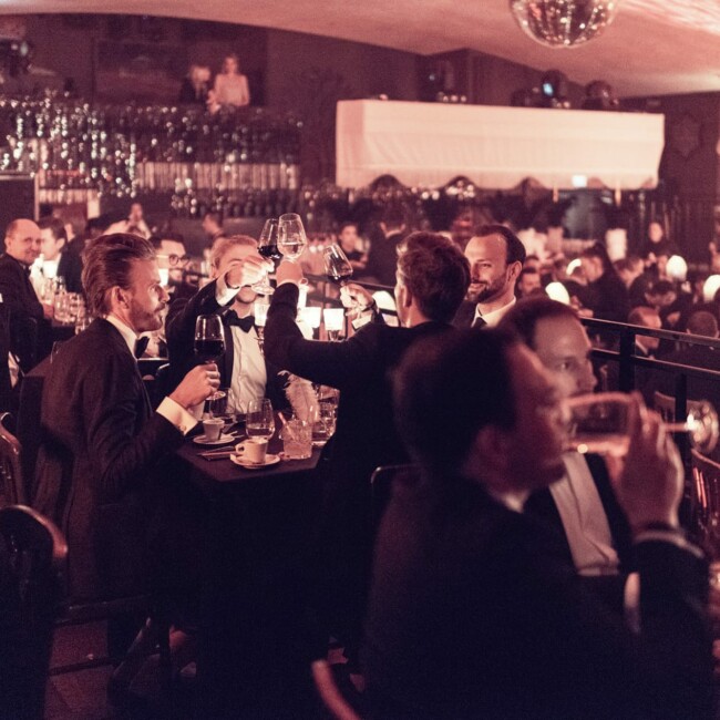 Fotografie von Menschen im Restaurant, die an den Tischen sitzen und sich unterhalten