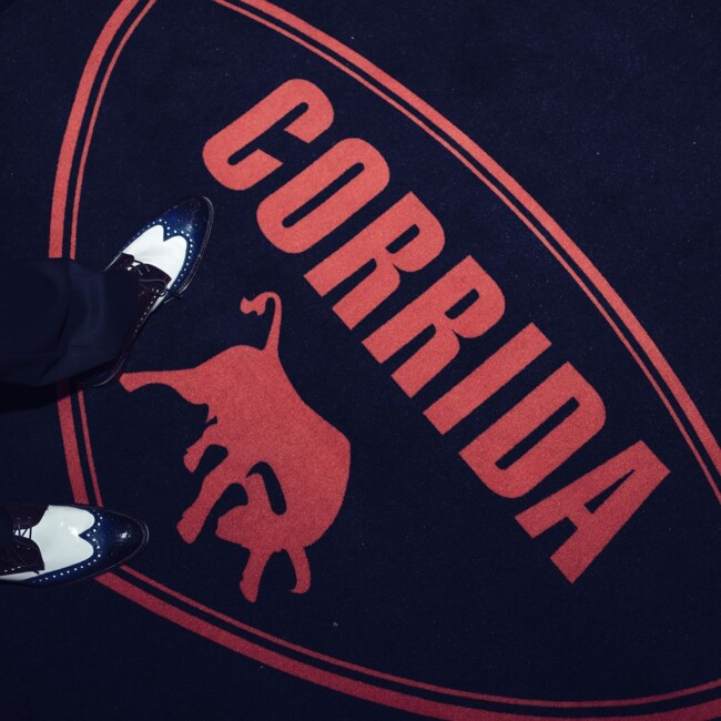 Fotografie von einem Teppich mit dem Aufdruck der Corrida Marke