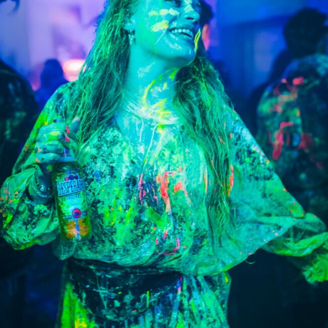 Frau eingetaucht in bunter Farbe