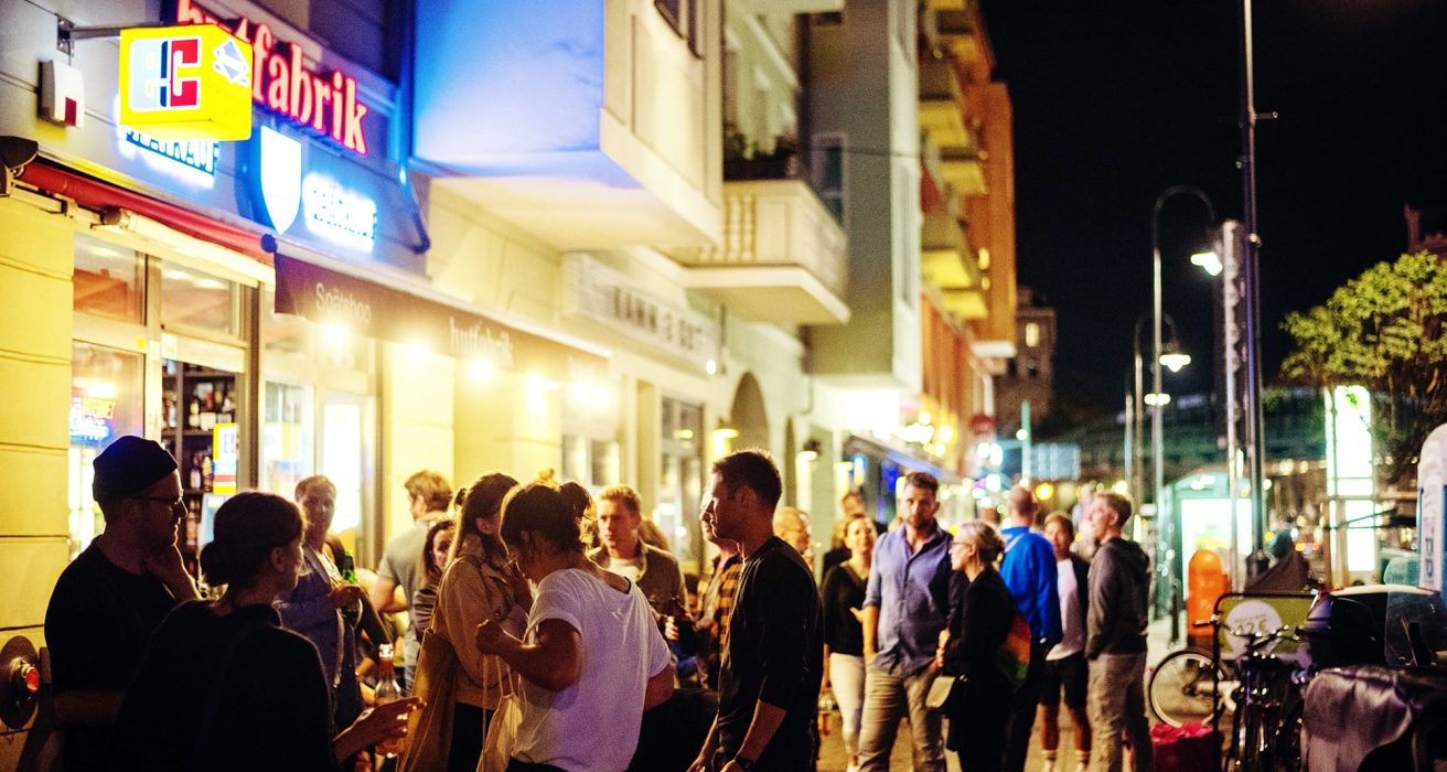 Menschen stehen vor dem Kiosk und unterhalten sich