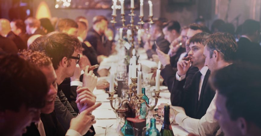 Gefülltes Tischbankett mit Menschen